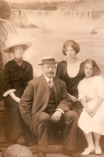Mabel Seaborne in Niagara Falls with William Chappell and family